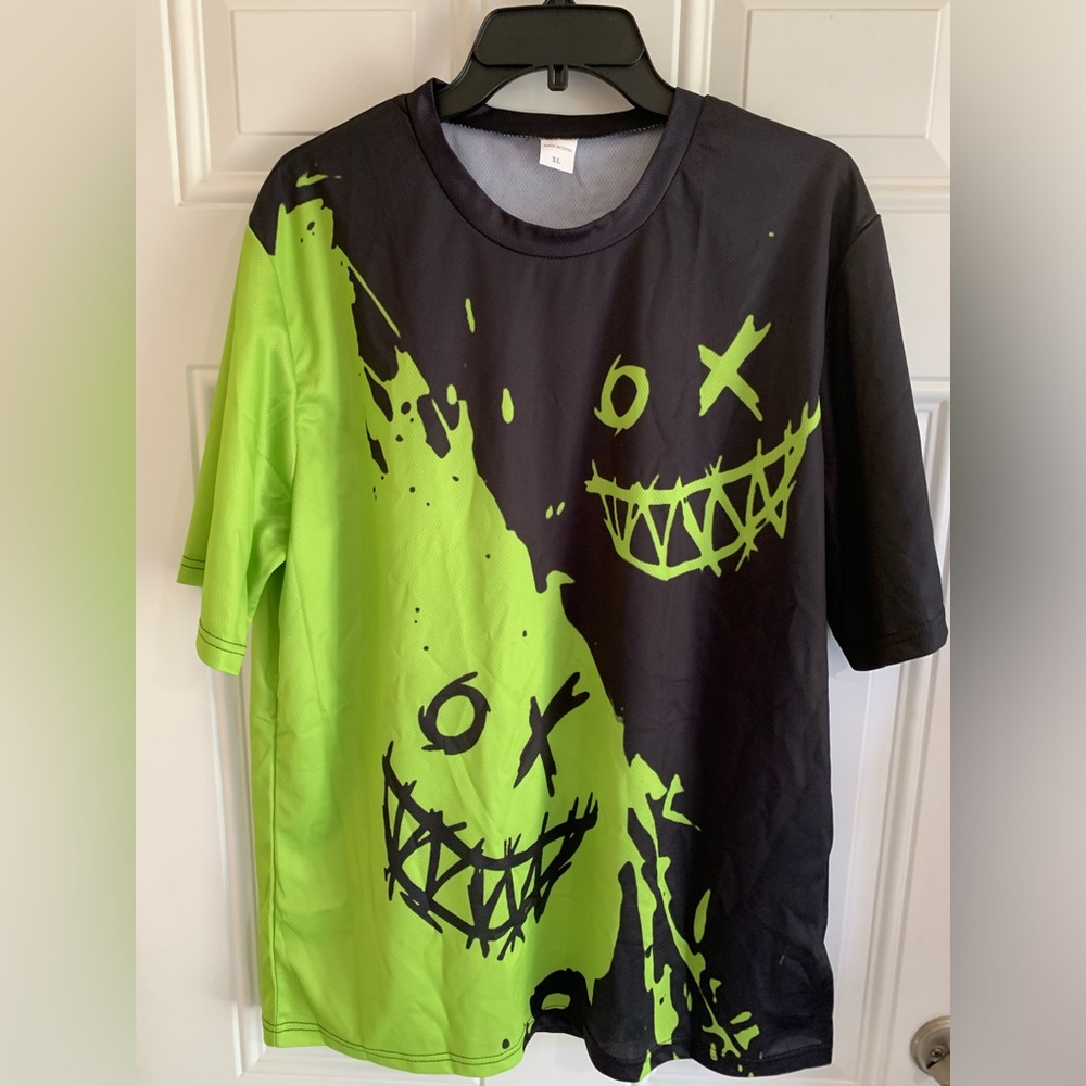 Men XL T-Shirt Two Tone Grimace Expression Print Tee Halloween Graphic Gothic‎